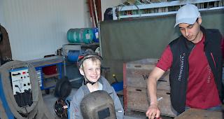 Der 9-j&auml;hrige Jonas L&uuml;thi aus Naters macht sich im Kummenacher Metallbau Betrieb zum Schweissen bereit.