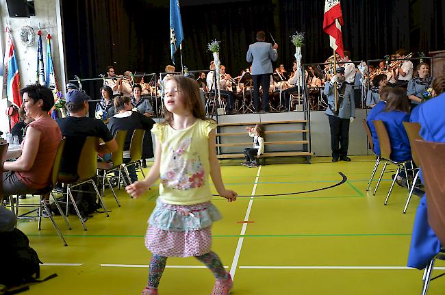 Beim Unterhaltungskonzert der Gastgebermusikgesellschaft wird ausgelassen getanzt.