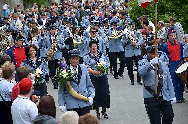 Die Gastgeber: Die Musikgesellschaft «Alpengruss» mit Dirigent Marco Arnold beim Einmarsch.