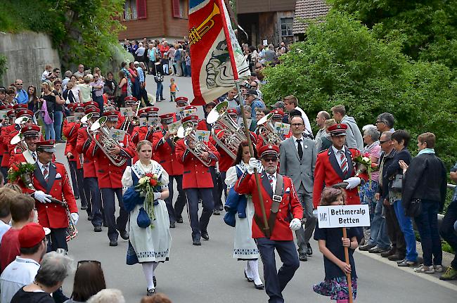 Die Musikgesellschaft «Bettmeralp» Betten mit dem Dirigenten Florian Burgener marschiert durch die Gassen von Grengiols.