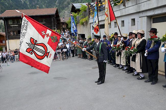 Die Fahne des Musikverbands Goms / Östlich Raron wandert von Fiesch nach Grengiols.