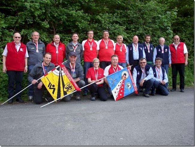 Sieger Feld D: Mitte Turtmann D1, links Baltschieder D1 (2. Rang), rechts Saas-Alpina D1. Ganz links Chef SGM 300 Meter Bregy Mario, ganz rechts WSSV-Chef Petrus Hugo.