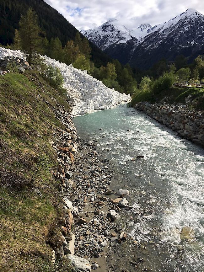 Das Ende der Lawine in der Lonza.