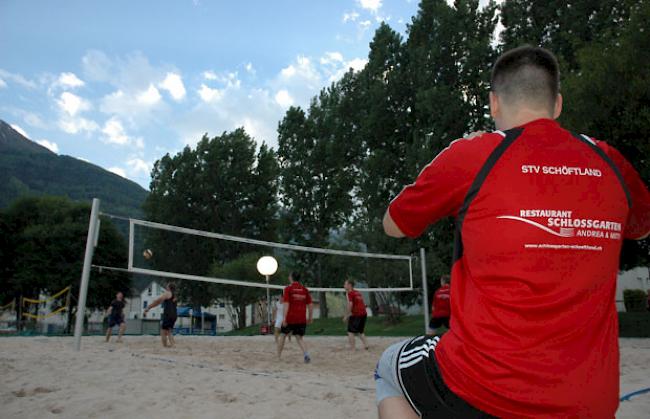 Zehn Mannschaften kämpfen beim Beachvolleyball-Turnier um den Titel.