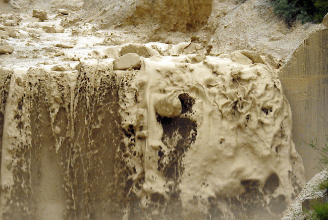 Die Wassermassen führen viel Schlamm und Schutt mit.