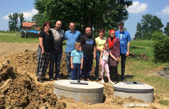 Sascha Erpen (zweiter von links) und Nicolas Minnig (ganz rechts) zu Besuch bei Esada und ihrer Familie.