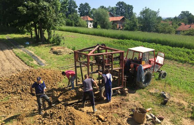 Bohrungen, um das Haus von Esada und ihrer Familie durch Rohrleitungen und Pumpe mit dem Trinkwassernetzwerk zu verbinden