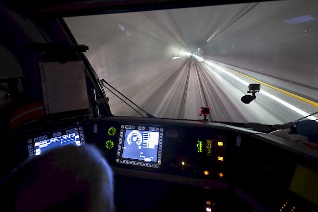 Eröffnung des Basistunnels. In der Nacht auf Mittwoch wird das Meister-Bauwerk den SBB übergeben.