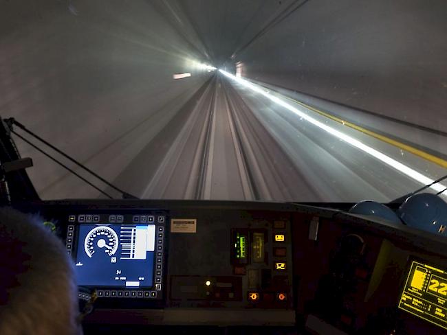 Mit bis zu 250 km/h werden die Züge in Zukunft durch den 57-Kilometer langen Gotthard-Basistunnel rasen. Die Fahrt dauert dann noch rund 17 Minuten. (Archivbild)