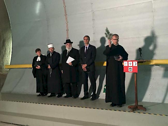 Sie segneten einen Mustertunnel: Pater, Pfarrerin, Imam und Rabbiner. Rechts im Bild Pater Martin Werlen, der den Tunnel mit Weihwasser besprengt.