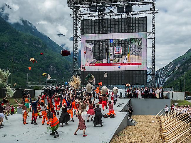 Grossleinwand, Tanzdarbietungen, Alphornbläser: Vor dem Gotthard-Südportal in Pollegio TI ist alles für den letzten Akt der Eröffnungszeremonie bereit.