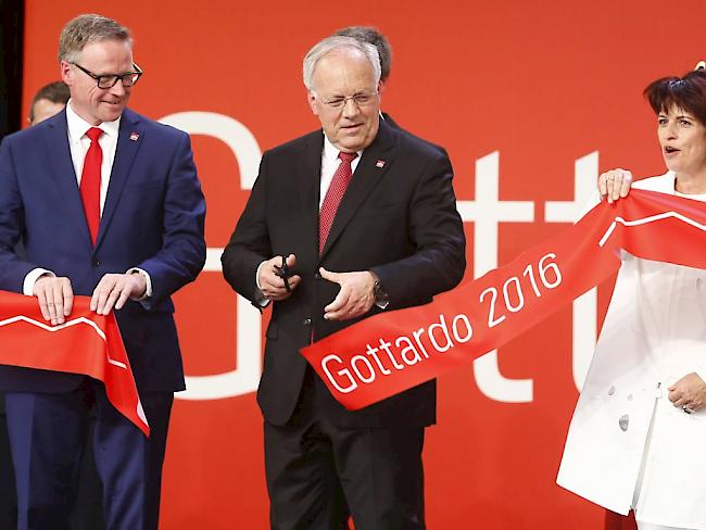 Der Moment der symbolischen Übergabe des Gotthards vom Bund an die SBB: Bundespräsident Johann Schneider-Ammann schneidet das rote Band durch, flankiert von Verkehrsministerin Doris Leuthard und SBB-Chef Andreas Meyer.