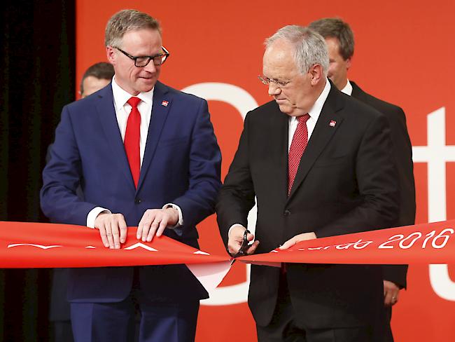Ein Schnitt durch das rote Band als symbolische Übergabe eines Jahrhundertbauwerks: Bundespräsident Johann Schneider-Ammann (rechts) mit SBB-Chef Andreas Meyer.