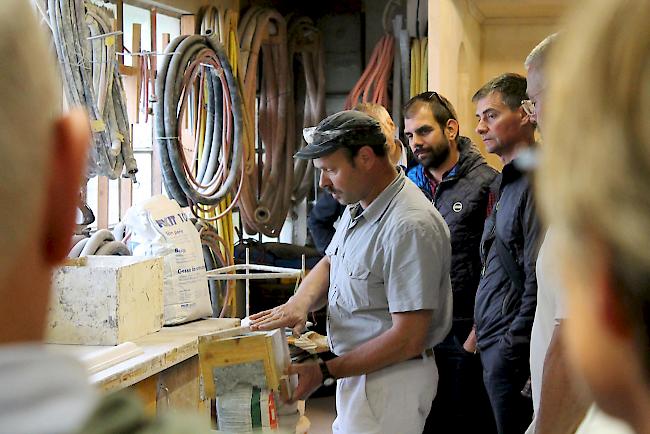 Willy Jossen führte die Besucher durch das Werkstattatelier in Naters.