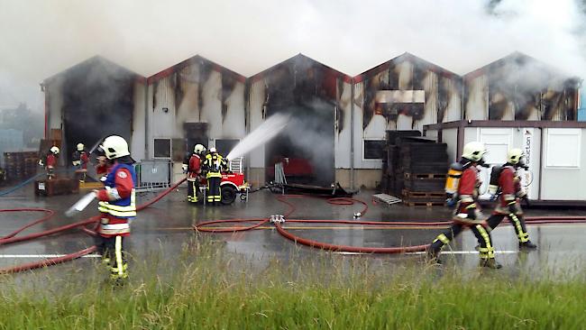 Das Materialdepot des Open Air Gampel steht in Flammen.