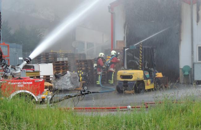 Die Stützpunktfeuerwehr Gampel-Steg ist mit Nachlöscharbeiten beschäftigt.