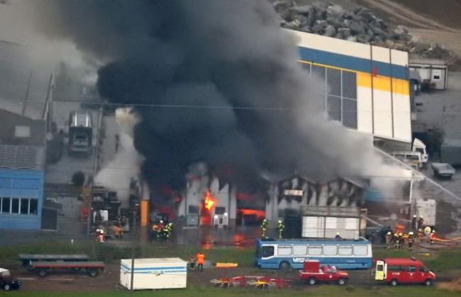 Das Materialdepot des Open Air Gampel steht in Flammen.