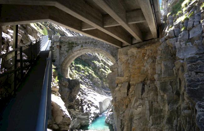 Eindrücklich führt der Stockalperweg über Brücken und Passagen durch die Gondoschlucht.