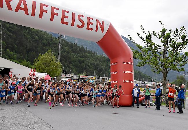 Ehrenstarterin Fränzi Aufdenblatten (rechts) gibt das Rennen frei.