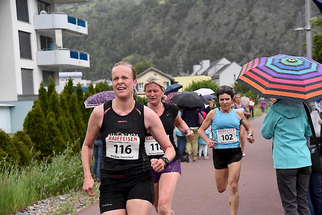 Der Frauenlauf fand in Naters auch entlang der roten Meile statt.