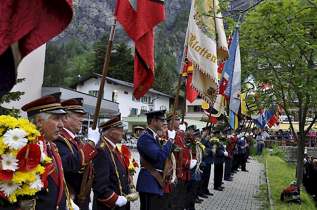 Offizieller Teil des Samstags mit Fahnenträgern der Oberwalliser Musikgesellschaften.