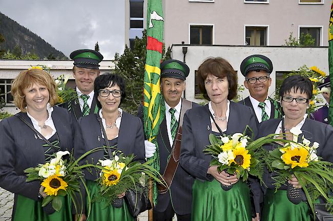 Ehrendamen und Ehrenmänner der "Rhodania" aus Agarn.