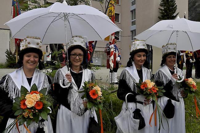 Mit Schirm und gelassen: Ehrendamen der "Ronalp" aus Bürchen.