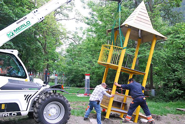 Um den Aufbau der neuen Konstruktionen waren die Arbeiter des Visper Werkhofs besorgt. 