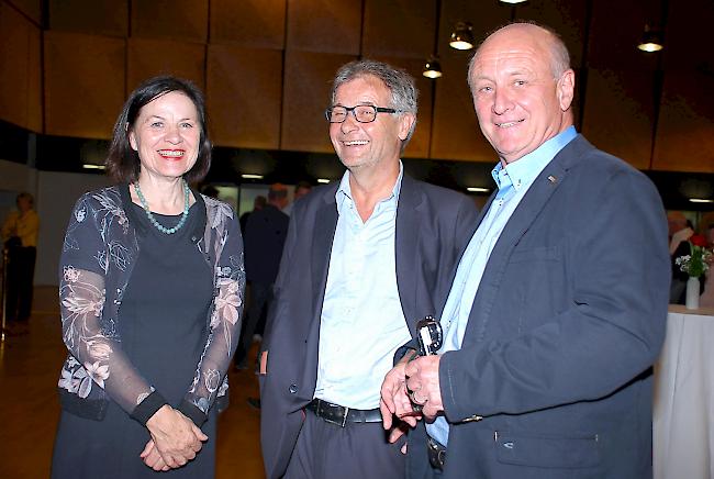 Zufrieden. Staatsrätin Esther Waeber-Kalbermatten mit Jury-Präsident Anton Ruppen (mitte) und ihrem Ehegatten Reinhard Waeber, Chefarzt für Psychiatrie am Spitalzentrum Oberwallis.