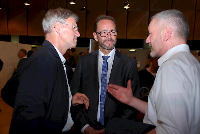 Fachsimpeln. Pascal Strupler, Direktor des Bundesamtes für Gesundheit, im Gespräch mit Vernissage-Teilnehmern.