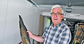 Ausgangsprodukt. Der in Baltschieder wohnhafte Marcel Hischier mit einer Schindel, die dann zu einem Kunstwerk wird. 