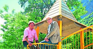 Mehrteiliges Konzept. Norbert Zuber, Leiter Infrastruktur und Umwelt (links), und Christoph F&ouml;hn, Verantwortlicher f&uuml;r die &ouml;ffentlichen Pl&auml;tze, bei der &laquo;Erstbesteigung&raquo; der neuen Spielt&uuml;rme.