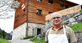 Neo-Gastwirt Andreas Weissen vor dem Gasthaus Heiligkreuz im Binntal.