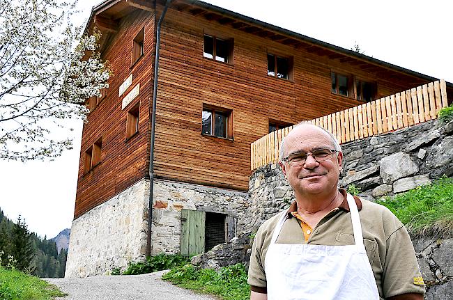 Neo-Gastwirt Andreas Weissen vor dem Gasthaus Heiligkreuz im Binntal.