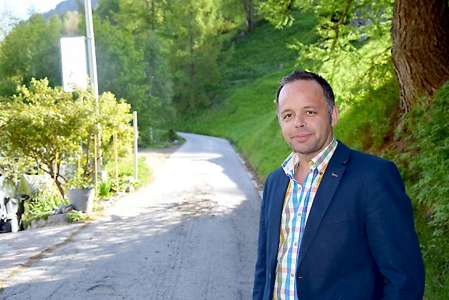 Gemeindepräsident Mario Fuchs bei der Täschalpstrasse am Täscher Dorfrand.