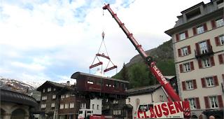 In Position gebracht. Das alte &laquo;Steam Pub&raquo; wird angefahren ... 