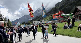 Die &laquo;Echo Raronia&raquo; Raron/St. German am vergangenen Wochenende am Oberwalliser Musikfest in Leukerbad beim Einmarsch.