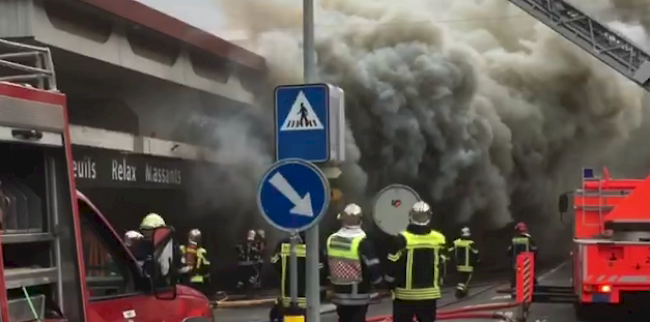 Die Feuerwehrleute hatten bei der Brandbekämpfung mit einer extremen Rauchentwicklung zu kämpfen.