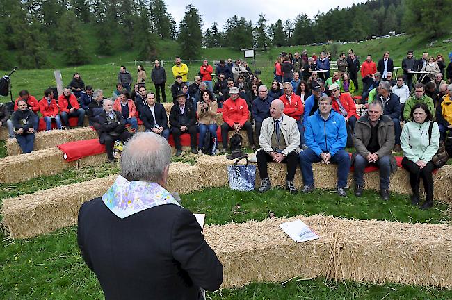 Der Pfarrer von Vollège weiht den neuen Lehrpfad auf der Alpe Col du Lein ein.