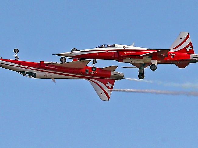 Zwei F5-Flugzeuge der Patrouille Suisse kollidierten bei einem Trainingsflug in den Niederlanden. Eine der beiden Maschinen stürzte daraufhin ab. (Symbolbild)