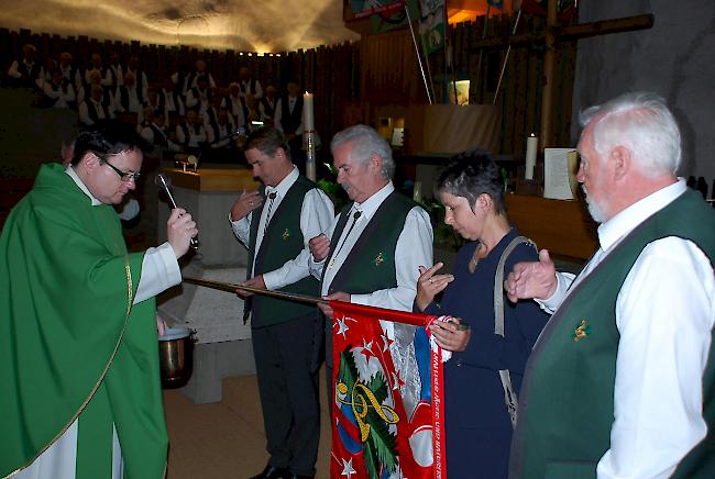 Pfarrer Pascal Venetz bei der Einsegnung der Standarte. Von linkns Pate Philipp Schnyder, Standartenträger Lothar Ambord, Patin Erika Schwestermann-Imboden und Vereinspräsident Marcel Kummer.