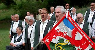 Aus voller Kehle. Die J&auml;ger- und Naturfreunde mit Fahnenpate Philipp Schnyder und Standartentr&auml;ger Lothar Ambord im Vordergrund. 
