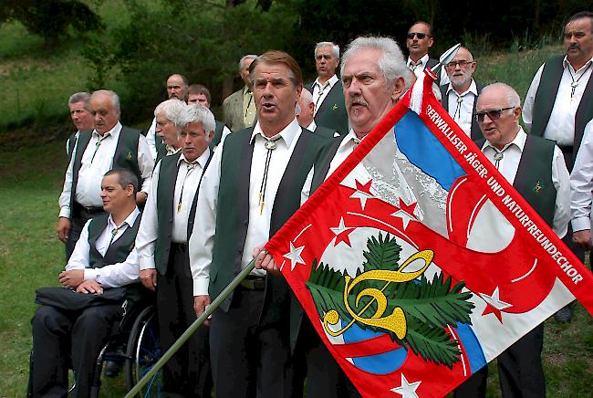 Aus voller Kehle. Die Jäger- und Naturfreunde mit Fahnenpate Philipp Schnyder und Standartenträger Lothar Ambord im Vordergrund. 
