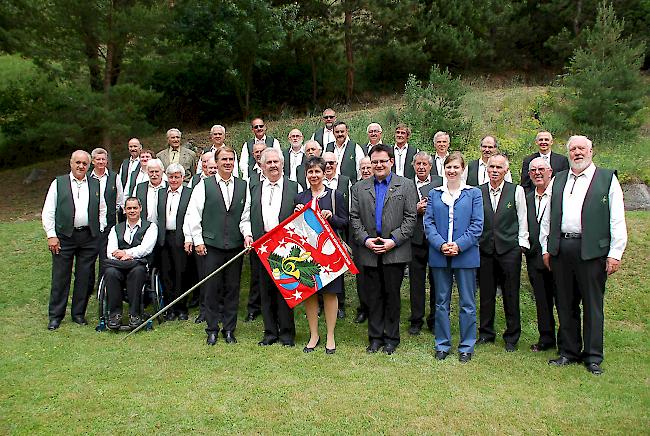 Ein Bild zur Erinnerung. Der Oberwalliser Jäger- und Naturfreundechor mit der neuen Standarte.