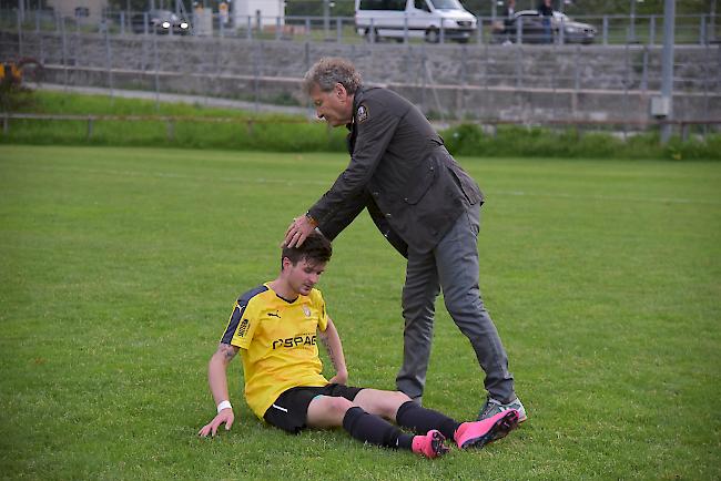 Trainer Jochen Dries tröstet Claudio Imstepf.