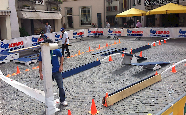 Vorbereitungen zum Start der Tour-de-Suisse-Etappe am Mittwochnachmittag in Brig