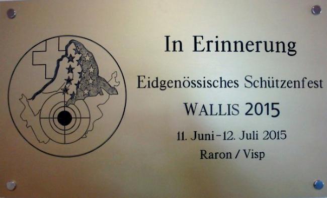 Vor 370 Tagen eröffnete OK-Chef Darbellay mit einem feierlichen Akt das 57. Eidgenössische Schützenfest 2015 im Wallis. Die Tafel erinnert an das einmalige Fest.