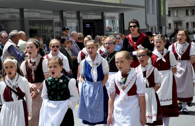 Jodeln - ein Hobby für Gross und Klein: Der Chinderjodelchor am Festumzug.