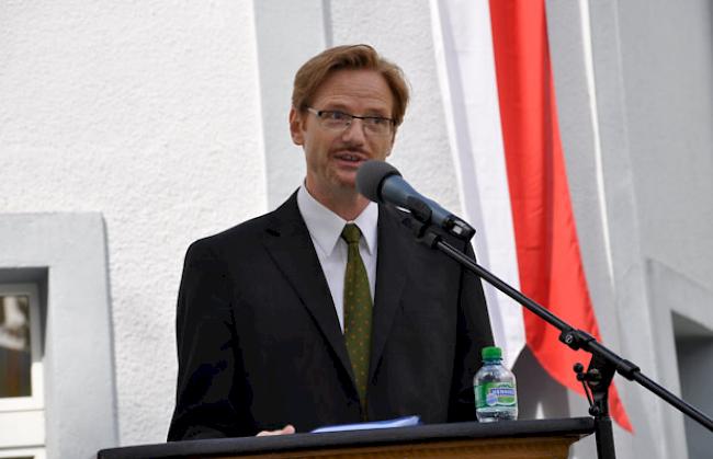 In seiner Rede Direktor Mermod in Anspielung auf das gute Wetter gemeint: Der Draht nach oben sei weiterhin da, auch wenn die Schule nicht mehr von Ordensschwestern geleitet werde.