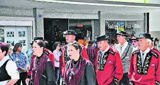 Heimspiel. Die Gemischte Jodlergruppe &laquo;B&auml;rgarve&raquo; hatte den Anlass vorbereitet und durchgef&uuml;hrt  &ndash;  am Festumzug waren insgesamt 14 Jodlerklubs und der Chinderjodelchor mit dabei.  